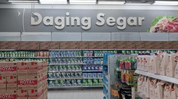 Etalase daging segar di gerai Transmart beralih fungsi memajang produk lain. (Foto: MPI/Ikhsan Permana SP)