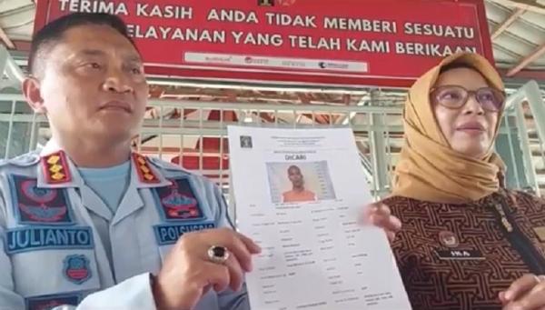 Ika menunjukkan foto Isai Heri yang kabur. (Foto: Uun Yuniar)