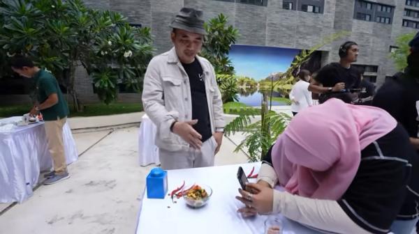 Keseruan pada Creanovation Challenge ini terlihat saat peserta WMM 2022 mencari spot dan angle foto terbaik untuk menu gado-gado. (Foto: YouTube Bank Mandiri)