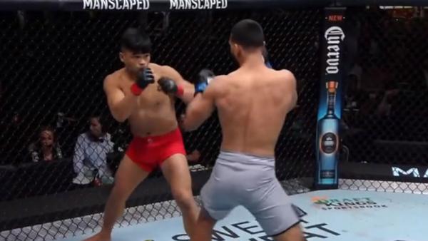 Jeka Saragih Vs Anshul Jubli Petarung Indonesia Jeka Seragih kalah TKO di ronde kedua dari utusan India Anshul Jubli pada final road to UFC (Foto: Ist)