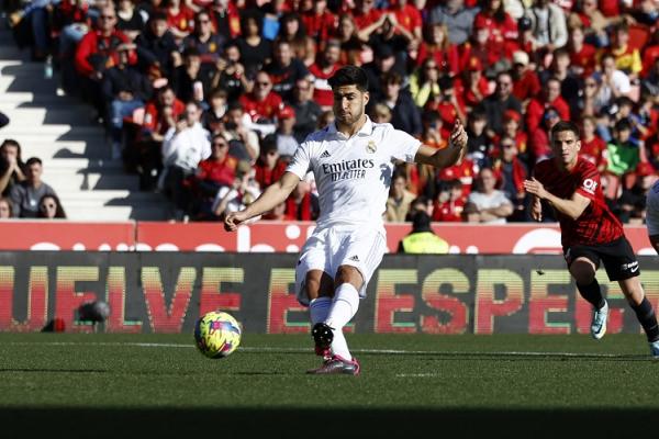 Marco Asensio Marco Asensio melepaskan sepakan penalti ke gawang Mallorca. Sayangnya Real Madrid mesti gigit jari karena bola berhasil diamankan kiper Predrag Rajković. (Foto: REUTERS)