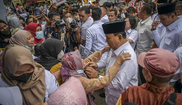 Momen Prabowo Menyapa Warga saat HUT ke-15 Partai Gerindra