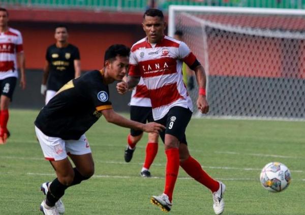 Bek Persis Solo Mohammad Helmiawan mengejar bola yang disepak striker Madura United, Beto Goncalves dalam laga Liga 1 2022/2023 di Stadion Gelora Madura Ratu Pamelingan, Senin (6/2/2023). (Foto: Instagram/@maduraunited.fc)