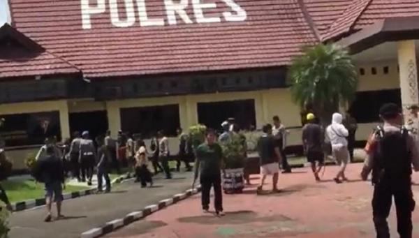 Mapolres Malinau didatangi ratusan massa, Minggu (5/2/2023) siang terkait warga tewas ditembak polisi. (Foto: Usman Coddang)