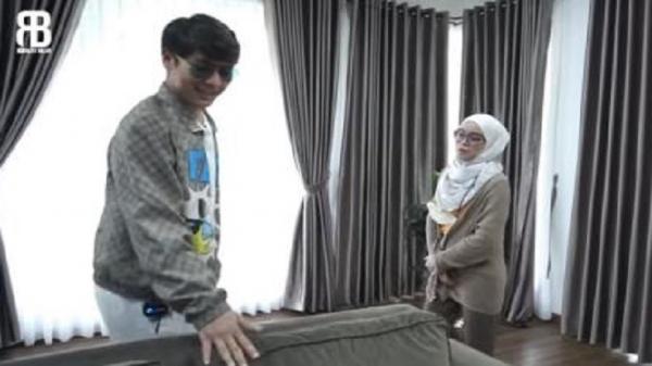 Ruang tamu yang nyaman. (Foto: Youtube.com/Rizky Billar)