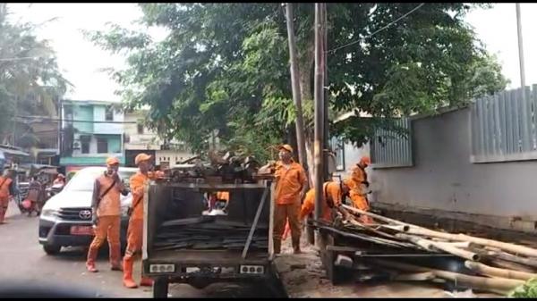 Berdiri di Atas Saluran Air, Bangunan PKL sekitar Ancol Ditertibkan Satpol PP