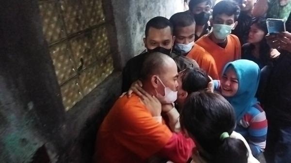 Koki Ekstasi di Johar Baru Dibawa Polisi, Tangis Keluarga Pecah: Jangan Pergi Bapak!
