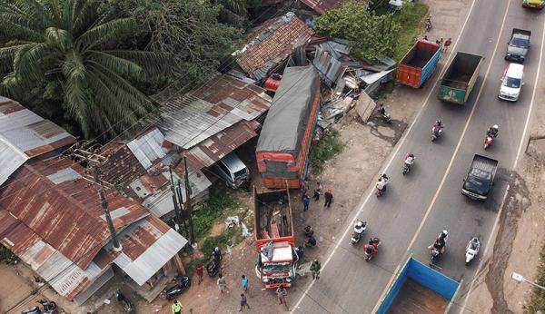 Mobil Kecelakaan Beruntun Di Jambi Bangunan Hancur