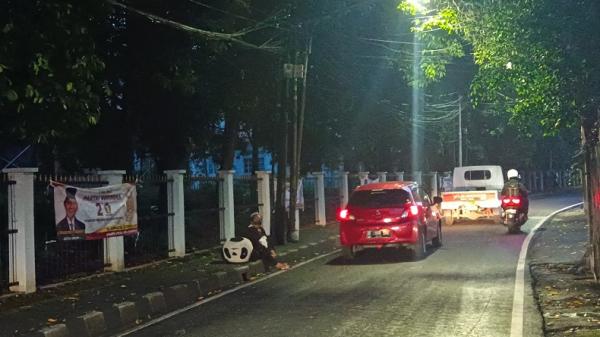 Buyung tengah beristirahat Buyung tengah beristirahat di sela menjadi pengemis badut (foto: MPI/Rizky Syahrial)