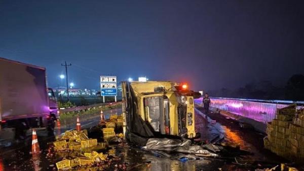 Truk yang terlibat kecelakaan di jalan tol KM 319+500 Jalur B, Desa Cibiyuk, Kecamatan Ampelgading, Kabupaten Pemalang, Rabu (8/2/2023) dini hari. Foto: Ist.