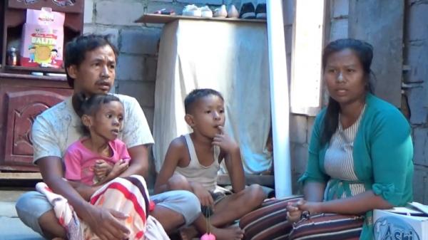 Dara (baju merah muda), ayahnya Romet serta ibu dan kakak Dara. Kondisi Dara semakin memprihatinkan usai tak sengaja meminum air aki (Agung Sulistyo/MNC Portal)