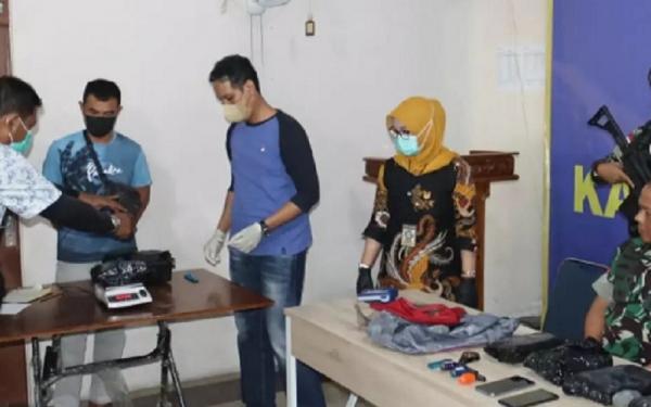 Penyerahan 7,1 kg sabu dari Kodam XII Tanjungpura ke BNNP Kalbar. (Foto: Kodam XII Tanjungpura)