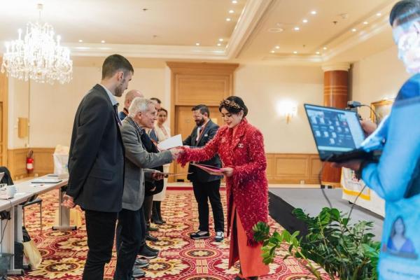 WhatsApp Image 2023 02 07 At 8 14 24 PM Profesor Deby Vinski bersama para dokter di seluruh dunia di acara terkait stem cell di Paris. (Foto: istimewa)