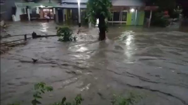 banjir besar mojokerto Banjir bandang mengalir deras merendam permukiman warga di Mojokerto, Kamis (9/2/2023). (Sholahudin).