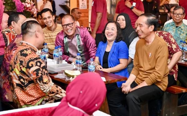 Jelang Hari Pers Nasional, Presiden Jokowi Nikmati Durian di Medan Bersama Para Pemred