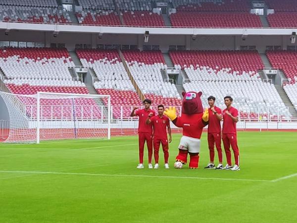 Pemain Timnas Indonesia U-20 menghadiri upacara simbolis 100 hari menjelang Piala Dunia U-20 2023 di Stadion Gelora Utama Bung Karno, Jakarta, Kamis (9/2/2023). (Foto: MPI/Cikal Bintang)