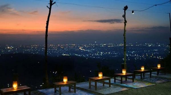 Pemandangan sunset dari salah satu kedai di Watu Amben. (Foto : istimewa)