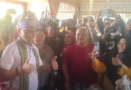 Menparekraf Sandi meninjau UMKM di Kota Singkawang, Kalimantan Barat. (Foto: iNews TV/Uun Yuniar)