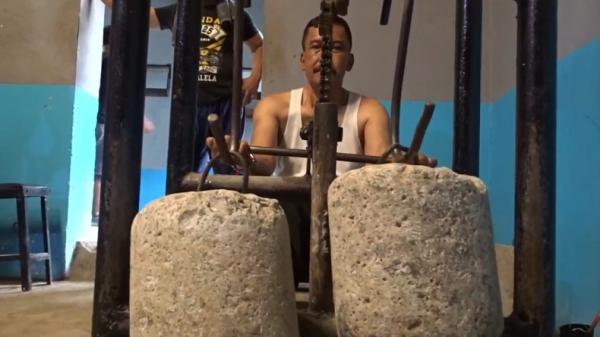 Instruktur HS Fitness menggunakan alat jadul. (FOTO: iNews/ERVAN DAVID)