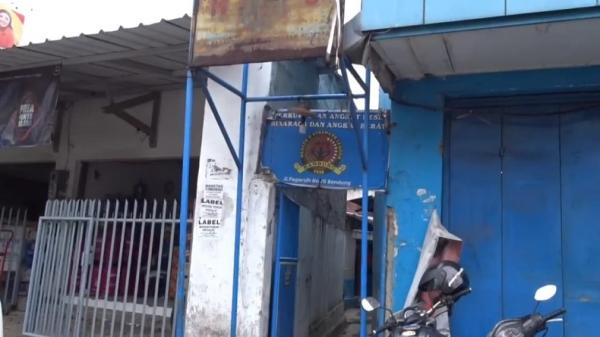 Untuk menuju HS Fitness harus melewati gang kecil yang hanya bisa dimasukkan satu orang dewasa. (FOTO: iNews/ERVAN DAVID)