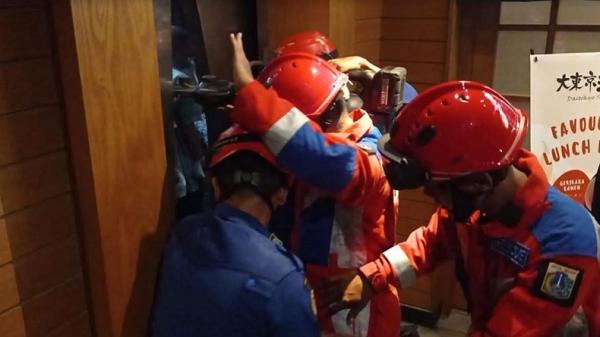 5 Pengunjung Restoran Terjebak dalam Lift di Kembangan, Evakuasi Dramatis