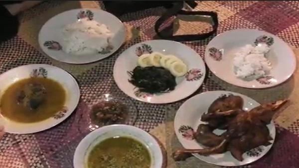 Kuliner opor Enthog yang dimasak secara tradisional di sebuah warung makan di Temanggung. Foto: iNews TV/Didik Dono Hartono.