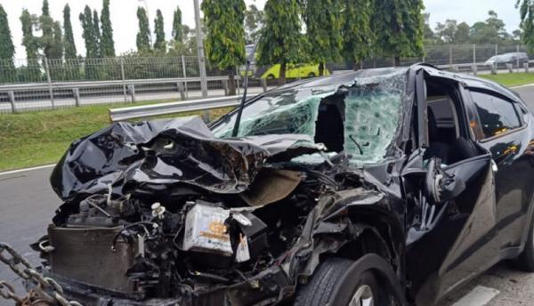 Sopir Mengantuk, Truk Tabrak Rambu Lalin Hingga Terbalik Di Tol Jagorawi