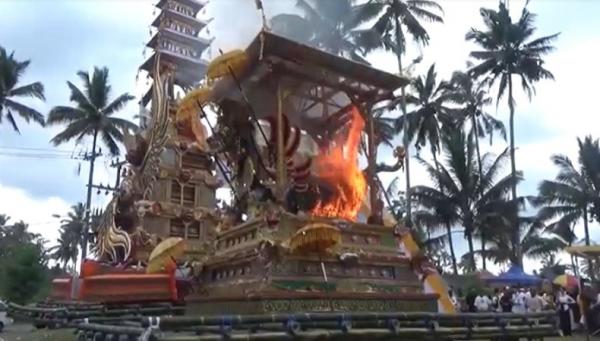 Upacara Pelebon jenazah I Gusti Ngurah Alit Yudha. (Foto: Bagus Alit)