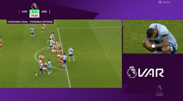 gol offside brentford Kejadian unik terjadi di laga Arsenal Vs Brentford di lanjutan Liga Inggris 2022/2023. Sebab, wasit VAR  Lee Mason lupa untuk menarik garis offside untuk gol penyama Brentford. (foto: twitter)
