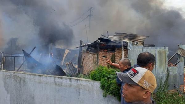 Kebakaran di Agamn Kebakaran di Agam, Sumbar. Api membakar enam bangunan toko dan 17 kendaraan bermotor (Rus Akbar/MNC Portal)