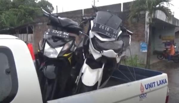 Dua sepeda motor yang ditabrak minibus di Jalan Raya Jombang dievakuasi ke Kantor Satlantas Polres Jombang, Minggu (12/2/2023). (Foto: iNews/Mukhtar Bagus)