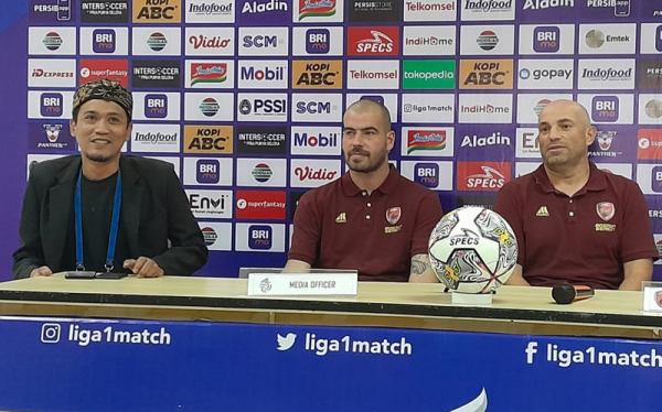 Bernardo Tavares Suporter PSM Makassar dilarang hadir lawan Persib Bandung pada lanjutan Liga 1 di Stadion Pakansari, Selasa (14/2/2023). (Foto: MPI/Andri Bagus Syaeful)