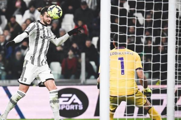 Gelandang Juventus, Adrien Rabiot menyundul bola ke gawang Fiorentina yang dikawal Pietro Terracciano dalam laga Liga Italia 2022/2023 di Stadion Allianz, Turin, Senin (13/2/2023). (Foto: Instagram/@juventus)