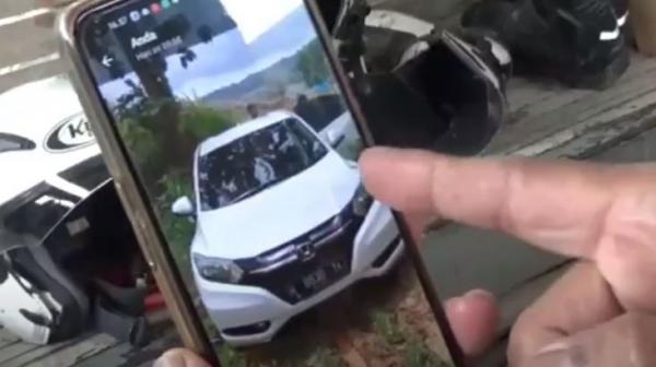 Tangkapan layar mobil polisi nyasar masuk hutan misterius di Tambakromo, Pati. (Foto: iNews)