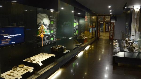Koleksi bebatuan, mineral, dan peninggalan masa lampau di Museum Geologi Bandung. (FOTO: museum.geologi.esdm.go.id)