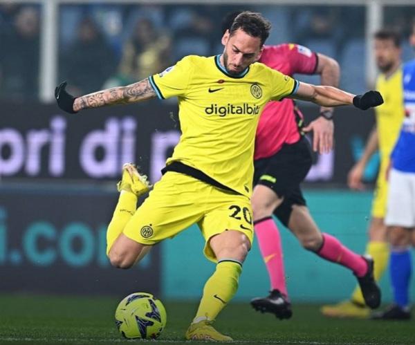 Gelandang Inter Milan, Hakan Calhanoglu beraksi saat melawan Sampdoria pada laga Liga Italia 2022/2023 di Stadion Luigi Ferraris, Selasa (14/2/2023). (Foto: Instagram/@inter)