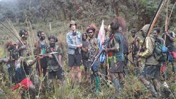 pilot Susi Air Philip Mark Mehrtens dan KKB Foto-foto pilot Susi Air Philip Mark Mehrtens bersama KKB Papua pimpinan Egianus Kogoya. (Foto : ist)