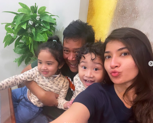 Artis lawas menikah dengan pengusaha tambang. (Foto: Instagram)