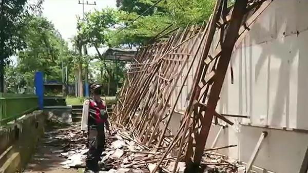 Atap Gedung Milik Pemkab Hingga Kantor Polisi Di Trenggalek Ambruk Usai ...