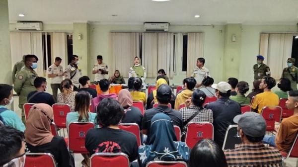 Hari Valentine Satpol Pp Surabaya Ciduk 26 Pasangan Mesum Di Kamar Hotel 8926