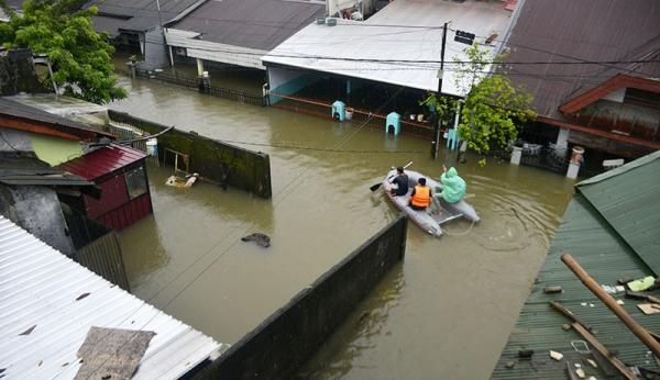 Permukiman Warga Makassar Terendam Banjir Hingga 1,5 Meter