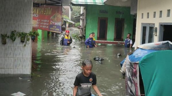 Sungai Bengawan Solo Meluap Lebih 10000 Warga Terdampak Banjir 1703