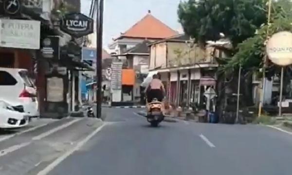 Tangkapan layar video WNA mengendarai motor ugal-ugalan di Ubud. (Foto: Ketut Catur)