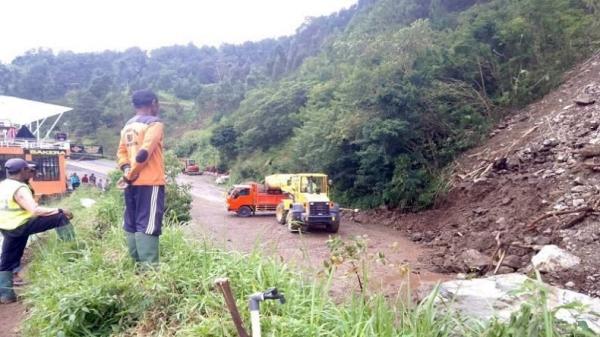 Tertutup Material Longsor Jalur Tawangmangu Magetan Belum Bisa Dilalui 8723