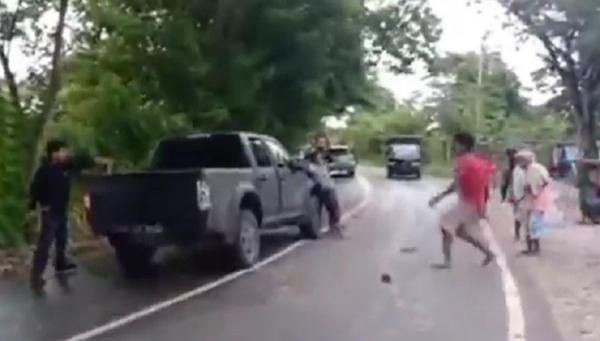 Mobil polisi ikut dilempari batu oleh keluarga NM. (Foto: Eman Suni)