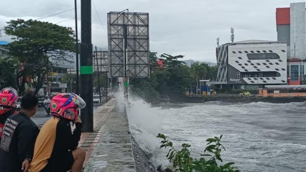 BMKG Sulut: Waspadai Gelombang Tinggi Dan Banjir Pesisir