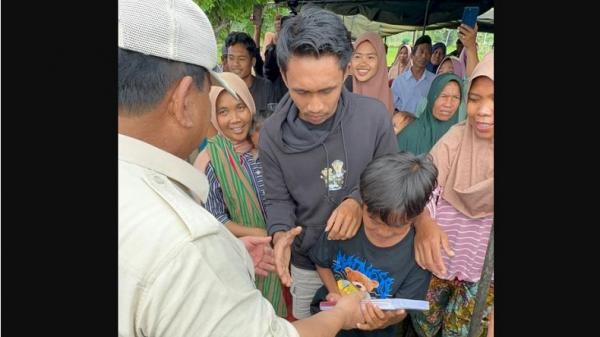 Menhan Prabowo Subianto saat membagikan puzzle peta Indonesia kepada warga dan anak-anak usai meresmikan sumber air bersih di Lombok, NTB. (Foto : Ist)