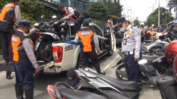 Razia Parkir Liar di Pluit, Warga hingga Driver Ojol Panik Lihat Petugas Datang