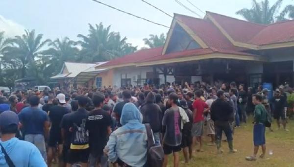 Ratusan warga dari enam desa di Belitang Hulu mendatangi kantor PT KBP, Rabu (15/2/2023). (Foto: Uun Yuniar)