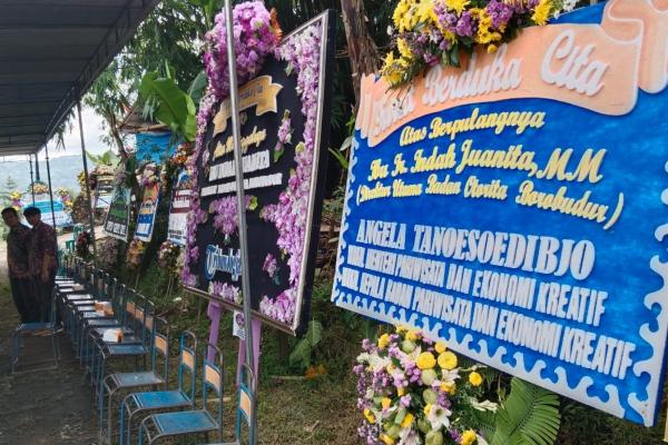 20230217 Karangan Bunga Puluhan karangan bunga menghiasai ke rumah duka Dirut BOB Indah Juanita di Kulonprogo. (foto: iNews.id/Kuntadi)(Foto: Ist)